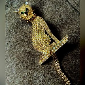 GOLD-TONE AND EMERALD/BLACK RHINESTONE KITTY CAT BROOCH